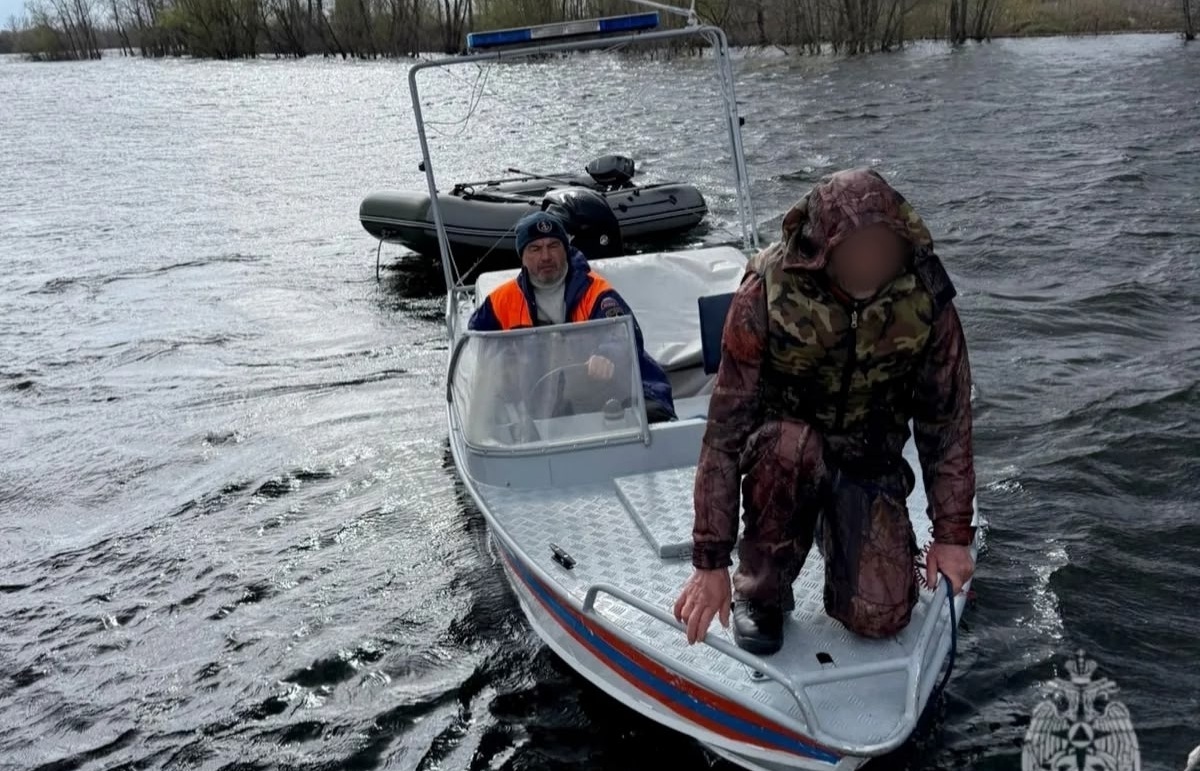 Пожилой саратовец отправился рыбачить в шторм и едва не погиб